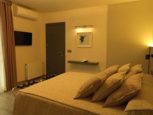 Un dormitorio con una cama con almohadas. en Hotel Oasis Plaza, en Benidorm