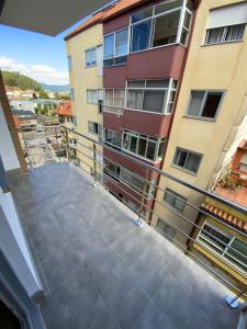 un balcón vacío de un edificio de apartamentos en Apartamento vacacional en Redondela