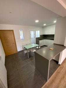 cocina con mesa y encimera verde en Apartamento vacacional en Redondela