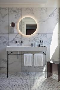 a bathroom with a sink and a mirror at TORTUE Hamburg in Hamburg