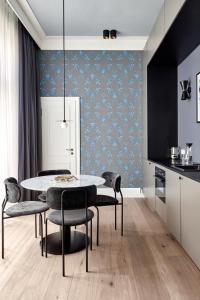 a dining room with a table and chairs at TORTUE Hamburg in Hamburg