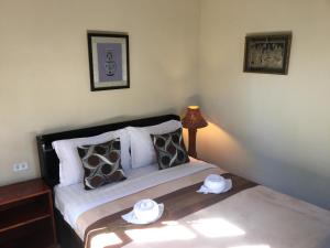 Un dormitorio con una cama con dos platos. en Mali House en Luang Prabang