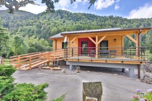 uma cabana nas montanhas com um grande deque em Le Refuge du Bûcheron em Mittlach