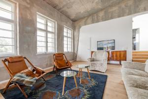 a living room with two chairs and a couch at Güterloft Altefähr in Altefähr