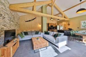 a living room with a couch and a table at Le Refuge du Bûcheron in Mittlach