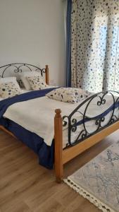 洪加達的住宿－Wadi El Jebal Lodge，一间卧室配有一张带蓝色床单的床和一扇窗户。