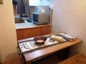 Una mesa en una cocina con encimera en L'Ardenne Bleue Appartement en Rivière Noire