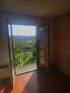 eine offene Tür zu einem Balkon mit Aussicht in der Unterkunft Les chambres de Sophie in Chalabre