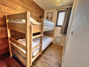 a room with two bunk beds in a cabin at No 1a, Edelweiss in Landry