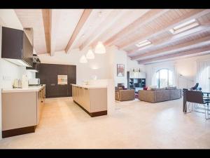 Habitación grande con cocina y sala de estar. en Villa Aquila on two floors - Cignella Resort Tuscany en Osteria Delle Noci