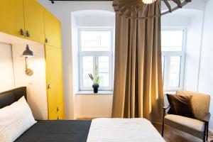 1 dormitorio con cama y ventana en Stilvolle Wohnung mit ruhig gelegenem Balkon, en Viena