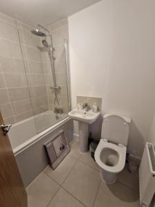 een badkamer met een toilet, een wastafel en een douche bij 7 Burnby Close,Leeds,LS14 1GA in Leeds