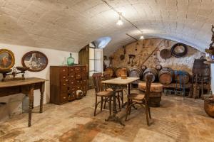 una habitación con una mesa y un montón de barriles de vino en Can Sebrià, en Gélida