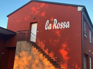 un edificio rojo con escaleras a un lado en Ca Rossa, en Bondeno