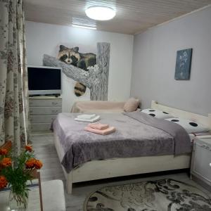 sypialnia z łóżkiem z psem na ścianie w obiekcie Три горішки w Jaremczach