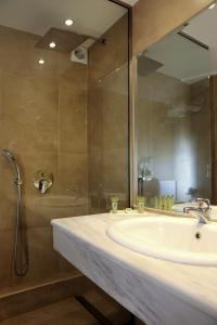 een badkamer met een wastafel en een douche bij Princess Lanassa in Kostitsi