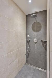 y baño con ducha y puerta de cristal. en Le Refuge du Bûcheron en Mittlach