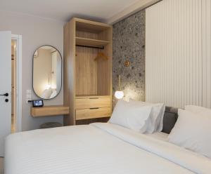 LUX&EASY Athens Downtown Residences客房内的一张或多张床位