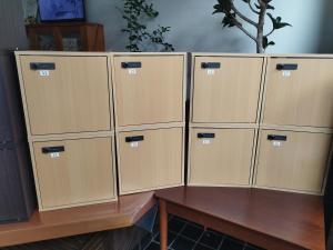 a row of lockers sitting on top of a table at Guest House Kuranomachi ゲストハウス蔵の街 in Tochigi