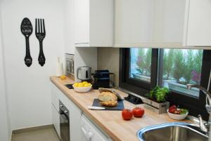 - une cuisine avec un comptoir et de la nourriture dans l'établissement SANTA MARÍA APARTMENT Precioso apartamento en el centro de Granada - Parking gratuito, à Grenade