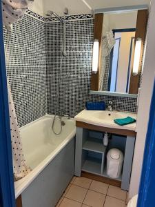 Koupelna v ubytování Studio Cabine Vendée ideal en famille Rés l'orée du Lac