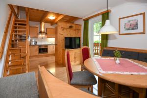 cocina y comedor con mesa y sillas en Strickhof, en Schladming