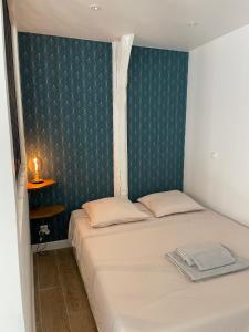 - une chambre dotée d'un lit avec un mur vert dans l'établissement Le Studio Cosy, à Orléans