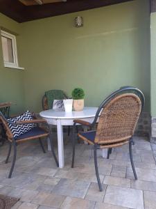 un tavolo con due sedie e un tavolo con una pianta sopra di Ferienbungalow Haus Rolf _ Objekt a Papendorf