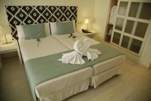 Rúm í herbergi á Al Mandari Hôtel Tétouan