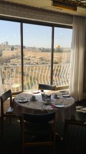 una mesa en una habitación con una ventana grande en Jerusalem Panorama Hotel, en Jerusalén