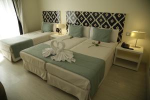 Rúm í herbergi á Al Mandari Hôtel Tétouan