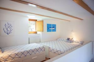 - une chambre avec 2 lits et une fenêtre dans l'établissement Villa, à Anacapri