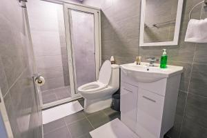 Koupelna v ubytování Anika Suites