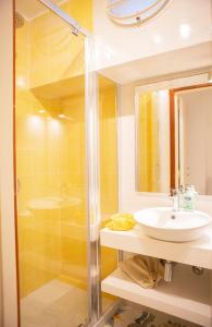 La salle de bains est pourvue d'un lavabo et d'une douche. dans l'établissement Villa, à Anacapri