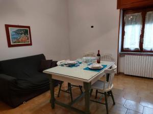 uma mesa com uma garrafa de vinho e copos em Casa Mami' em Marigliano