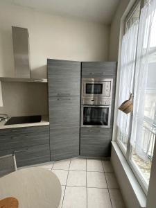 Kuchyňa alebo kuchynka v ubytovaní Bel appartement spacieux et lumineux hyper centre Blois