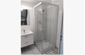 eine Glasdusche im Bad mit Waschbecken in der Unterkunft Studio au calme avec piscine, face golf, parking gratuit, tout à pied à 10mn centre ville in Ciboure + 10 Fotos