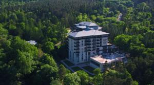 vista aerea di un edificio nel bosco di Borjomi Likani Health & Spa Centre a Borjomi