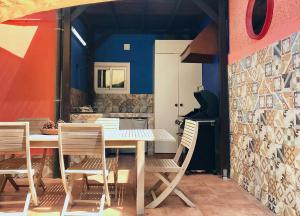 uma sala de jantar com mesa e cadeiras em Casa VivaQi Tenerife em Granadilla de Abona
