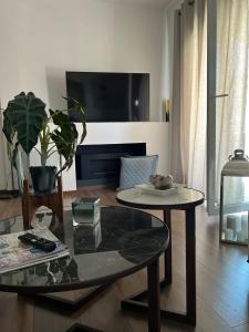 un soggiorno con tavolo e TV di Sea View Residence by MD a Alexandroupoli