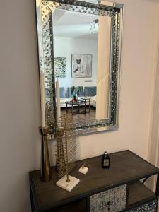 un tavolo con specchio in soggiorno di Sea View Residence by MD a Alexandroupoli