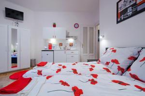 ブダペストにあるPARKING, AC, WIFI FLAT NEXT TO ANDRASSY Aveのベッドルーム1室(赤い花のベッド1台付)