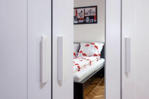 Posteľ alebo postele v izbe v ubytovaní PARKING, AC, WIFI FLAT NEXT TO ANDRASSY Ave