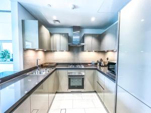 Kuchyň nebo kuchyňský kout v ubytování STAY BY LATINEM Luxury 1BR Holiday Home G2-2324 near Burj Khalifa