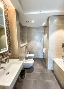 Koupelna v ubytování STAY BY LATINEM Luxury 1BR Holiday Home G2-2324 near Burj Khalifa