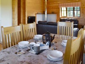 een tafel met borden en bekers en een waterkoker erop bij Otter - Uk12540 in Witheridge