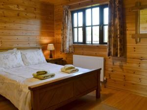 een slaapkamer met een bed met twee handdoeken erop bij Otter - Uk12540 in Witheridge
