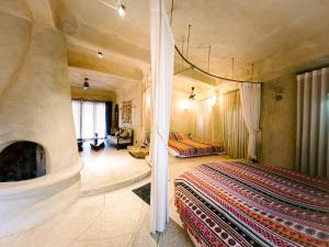 1 dormitorio con 1 cama grande y chimenea en Amaya Retreat en Sóc Sơn