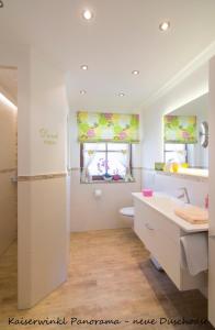 łazienka z umywalką, wanną i toaletą w obiekcie Ferienwohnungen Fam Michael Neumaier w mieście Reit im Winkl