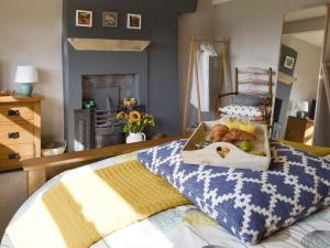 Un dormitorio con una cama con una bandeja de comida. en Club House, en Hebden Bridge